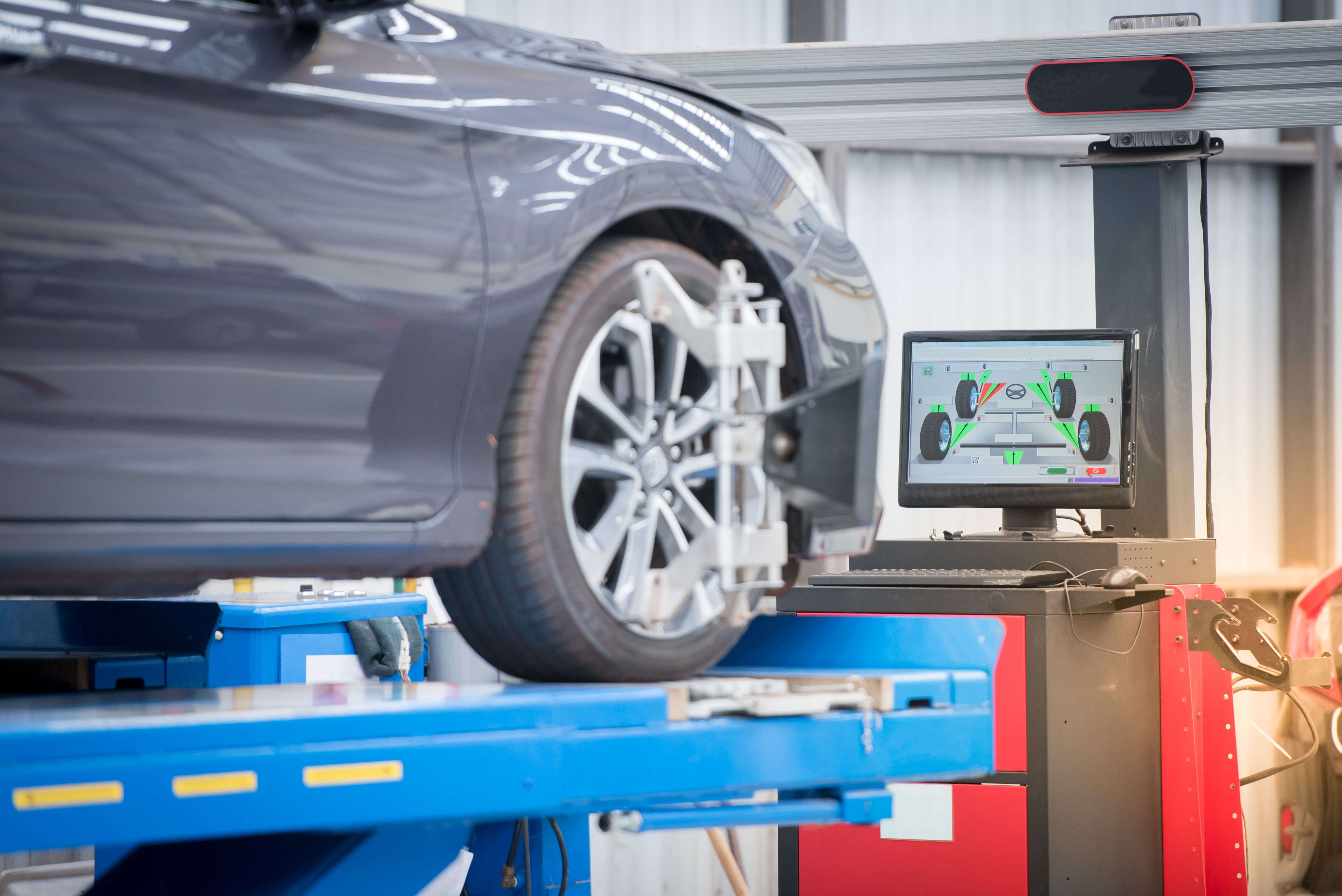 Top 4 Signs That You Need Wheel Alignment
